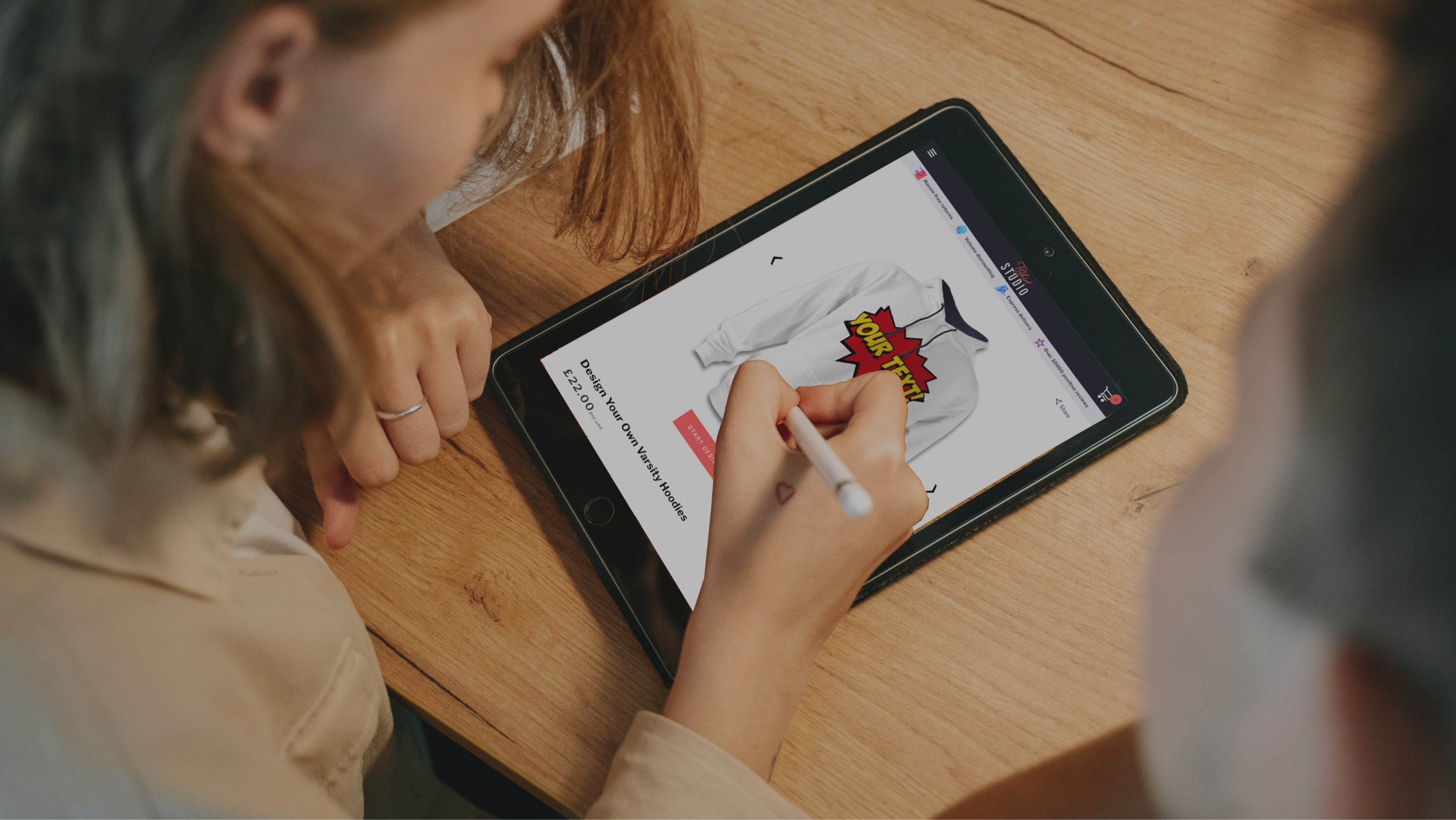 Person, die Design auf Tablet-Computer skizziert Person, die Design auf Tablet-Computer skizziert